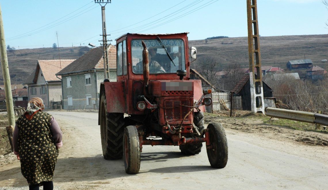 Conducea un utilaj agricol pe drumul public cu permisul suspendat
