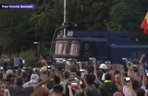 Violenţele se intensifică în Piaţa Victoriei. Jandarmeria a adus tunurile de apă