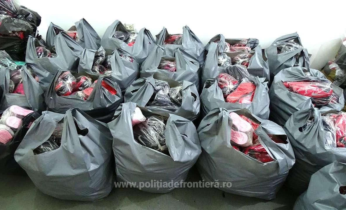 Cu peste 1.800 de bunuri contrafăcute, în bagaje