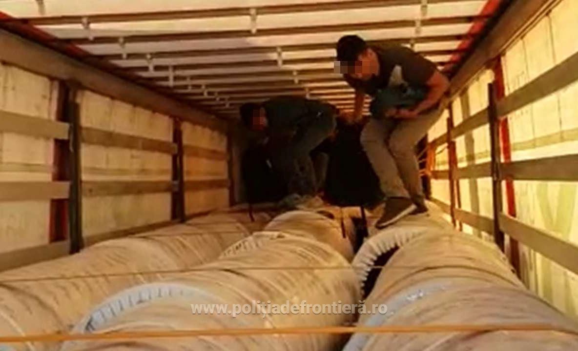 Patru afgani, ascunși într-un camion cu role de poliester, încercau să treacă ilegal frontiera