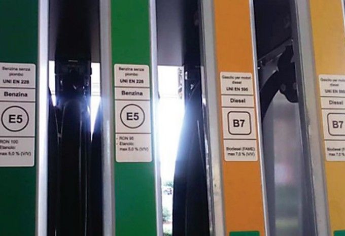 Carburanții vor avea alte denumiri, la pompă