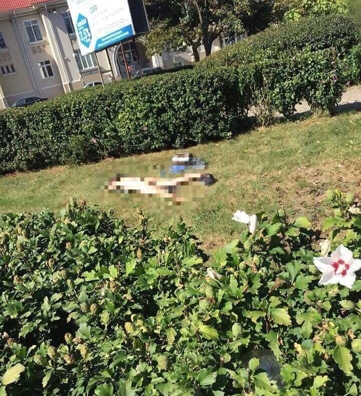 Imagini halucinante în fața Primăriei Giurgiu. Tânără dezbrăcată, aflată sub influența drogurilor, face plajă!