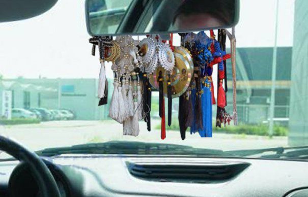 Ce pățești dacă lipești cruciulițe și alte ornamente pe parbriz