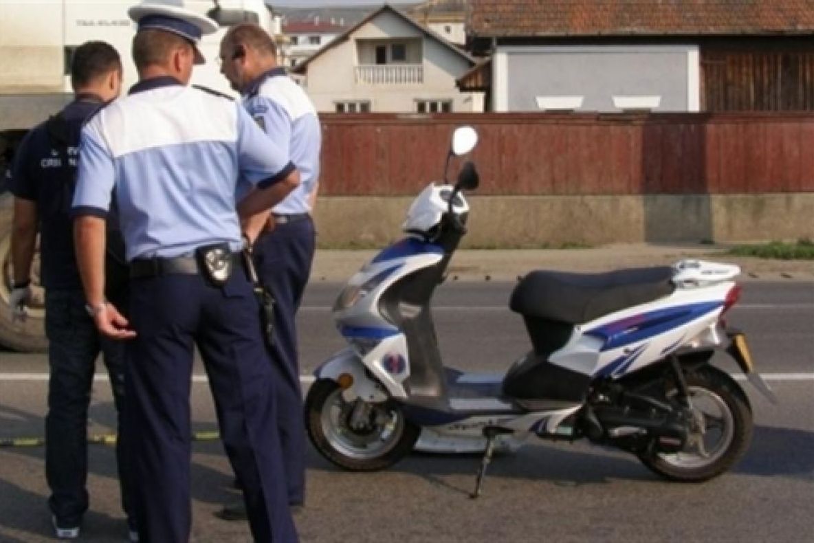 A condus un moped fără a deţine permis. Polițiștii reamintesc condițiile legale în care puteți conduce un moped