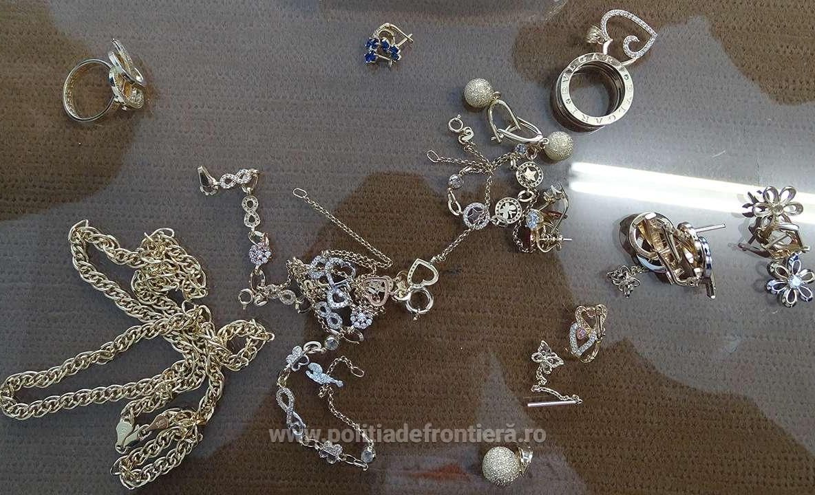 Încercau să introducă ilegal în țară 500 de grame de aur