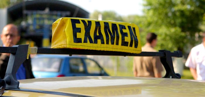 Instructor auto, trimis în judecată pentru trafic de influență