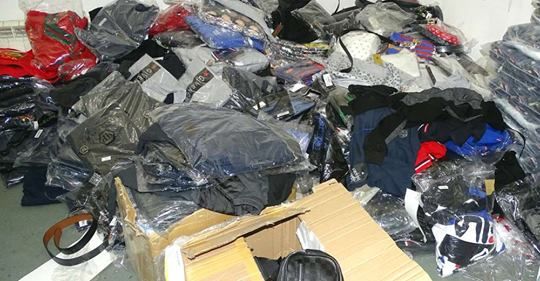 Mii de articole textile, încălţăminte şi parfumuri, contrafăcute, confiscate la P.T.F. Giurgiu