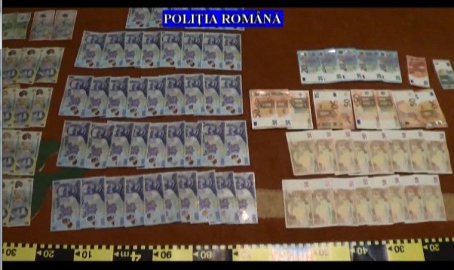 Bani, arme și alte bunuri, găsite în casele proxeneților din Giurgiu