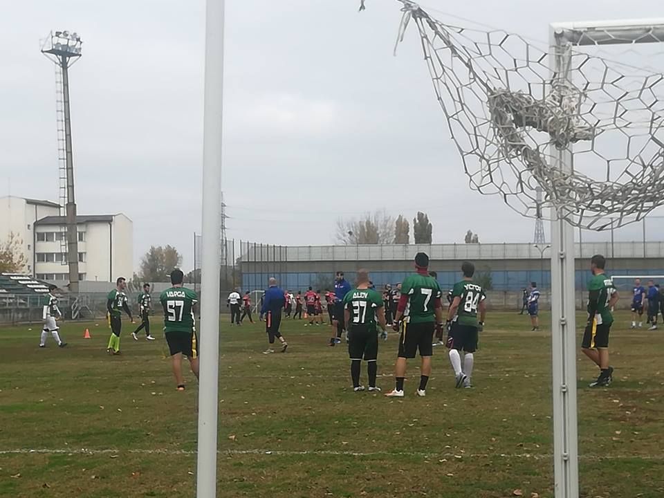 Spectacol pe stadionul din port, oferit de jucători de fotbal american