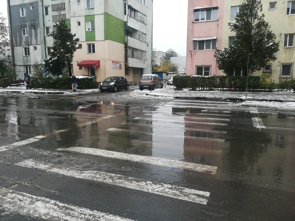 Giurgiu, la prima ninsoare. Zăpadă frământată și mocirlă pe străzi