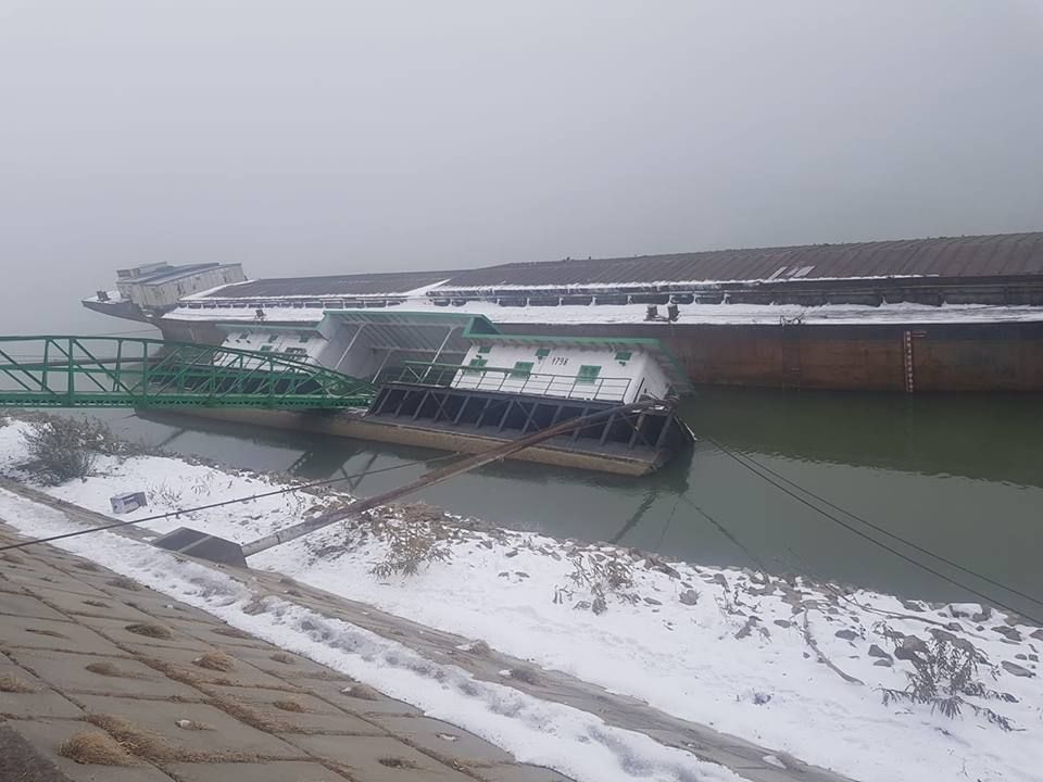Pontonul de acostare din Portul Giurgiu s-a rupt și a căzut în Dunăre