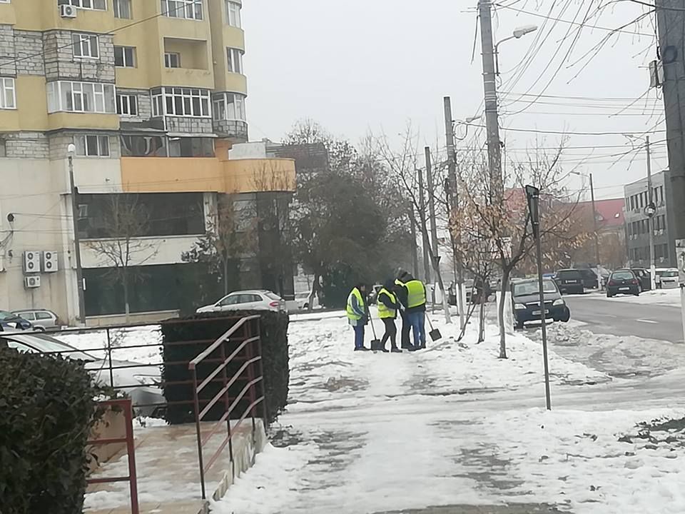 Coșmarul pietonilor din Giurgiu. Trotuarele, acoperite de gheață