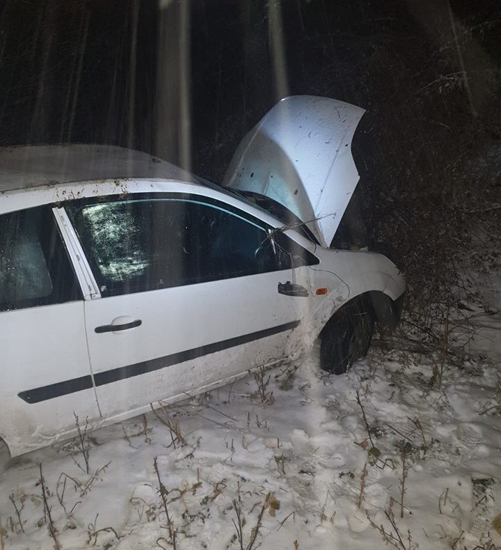 Autoturism răsturnat, ocupanții s-au autoevacuat