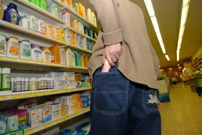 Tânăr giurgiuvean reținut după ce a furat bunuri de 300 lei