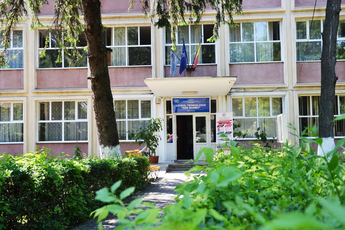 Voluntarii de la Liceul Tehnologic "Ion Barbu", daruri pentru copiii seropozitivi