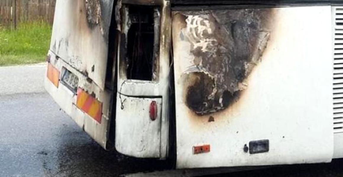 Un autocar cu pasageri a luat foc la Clejani. Pasagerii s-au autoevacuat