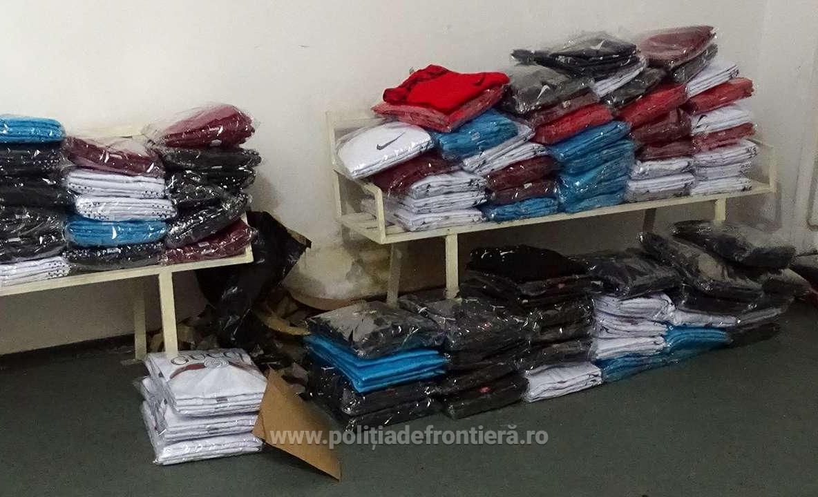 Textile și încălțăminte, contrafăcute, confiscate de polițiștii de frontieră