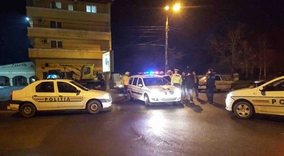 Șoferul care a intrat cu mașina în sensul giratoriu de la intrarea în oraș era beat și avea permisul suspendat