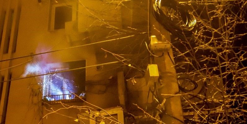 Un apartament din centrul orașului Giurgiu a luat foc. Două persoane au fost evacuate