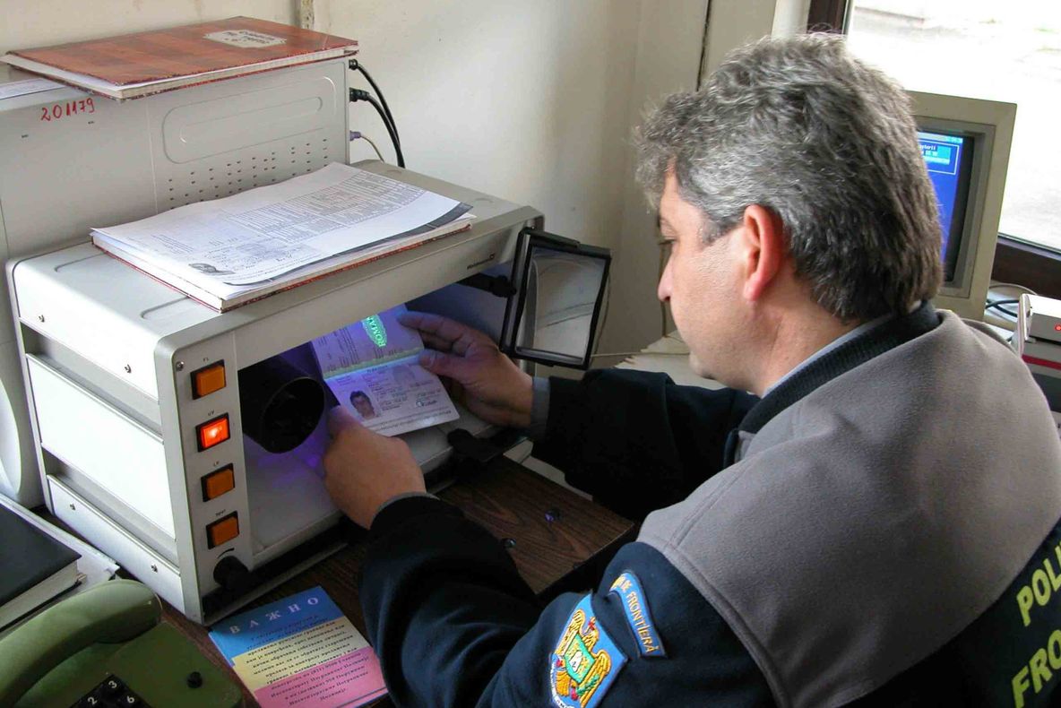 Cetățean marocan cu document italian fals, depistat la Vama Giurgiu