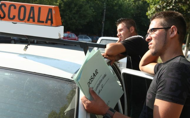 Mai bine de jumătate din aspiranții la permisul de conducere au picat “sala” iar peste 40%, “traseul”