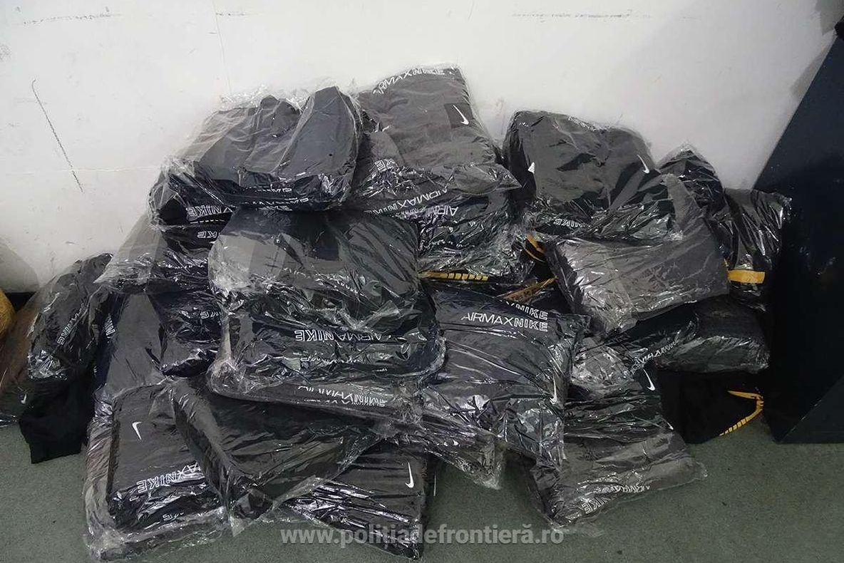 Peste 800 articole textile şi parfumuri contrafăcute, descoperite de polițiștii de frontieră giurgiuveni