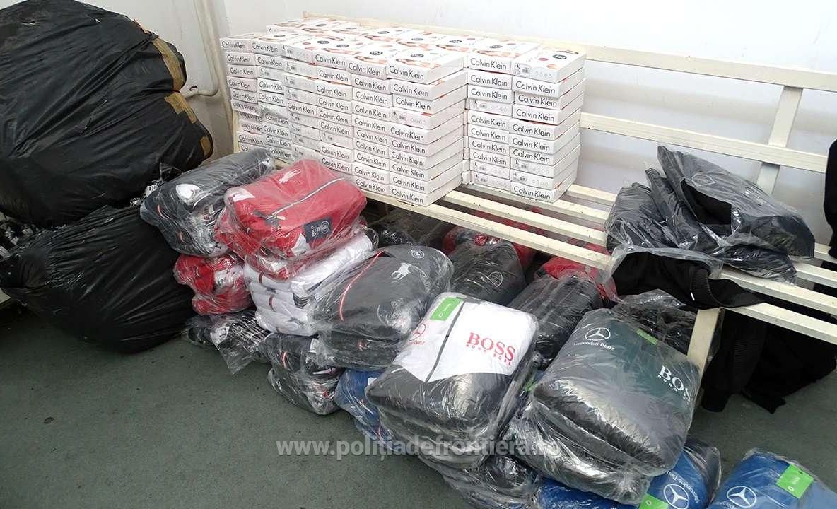 Textile, încălțăminte și parfumuri contrafăcute, confiscate de polițiștii de frontieră