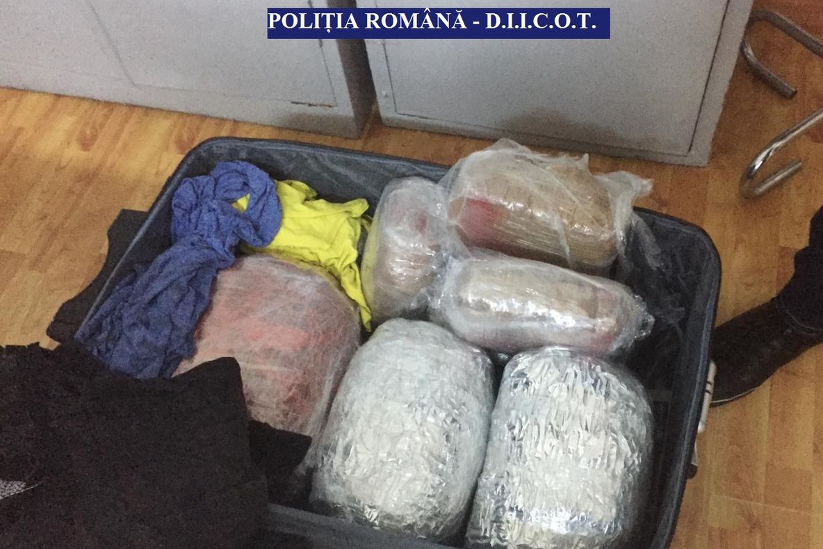 12 kilograme de canabis descoperite de poliţiştii de frontieră de la P.T.F. Giurgiu, în bagajele unui cetăţean grec
