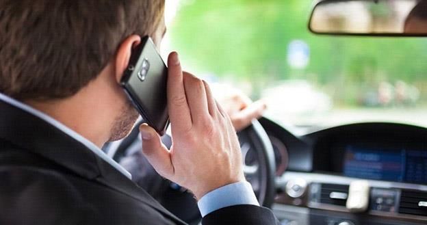 Ce amendă riscă șoferii care vorbesc la telefon în trafic