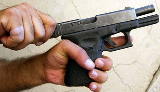 Arme, muniție și butelii cu gaz comprimat, găsite în locuința unui bărbat