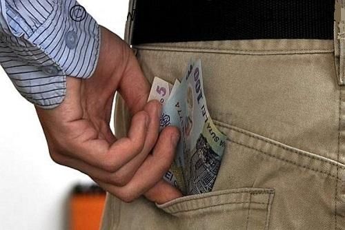 A furat o pungă cu bani de la localul din sat