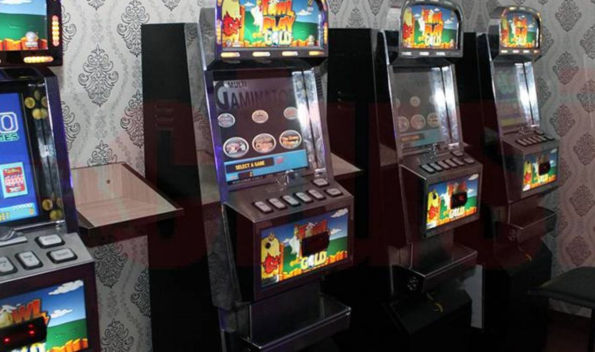 Un tânăr a sustras bani dintr-un aparat de pariuri