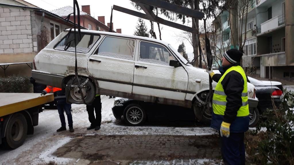 Mașinile abandonate din Giurgiu vor fi identificate și ridicate