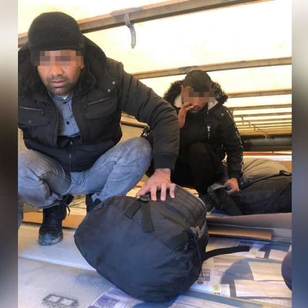 Trei pakistanezi, ascunși printre calorifere, depistaţi la Punctul de Trecere a Frontierei Giurgiu