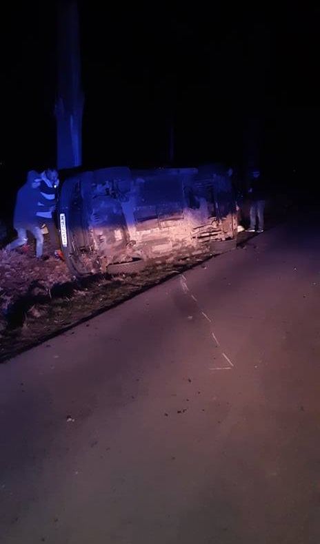 Accident rutier pe DJ 504. Un bărbat a fost rănit după ce o dubiță s-a răsturnat