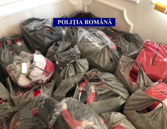 Percheziții în complexe comerciale din Giurgiu și București. Mii de bunuri contrafăcute confiscate