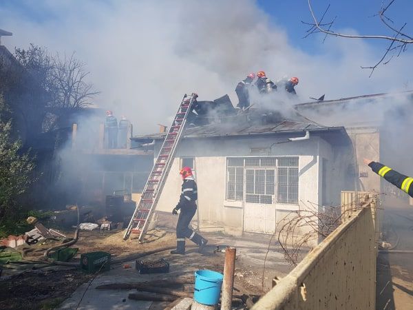 Incendiu de proporții în Giurgiu. Pompierii luptă să stingă flăcările