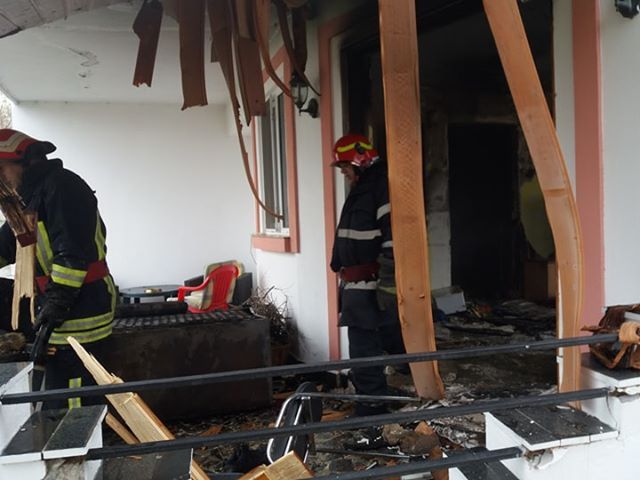 Bărbat transportat de urgență la spital din cauza deflagrației unei butelii de aragaz