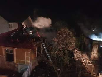 Un incendiu puternic a afectat două case din județul Giurgiu. Un bărbat a fost găsit carbonizat