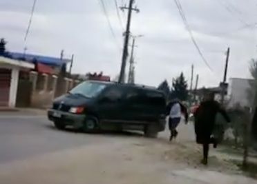 Conflict între două familii de romi în Bolintin Vale. Trei persoane au fost rănite