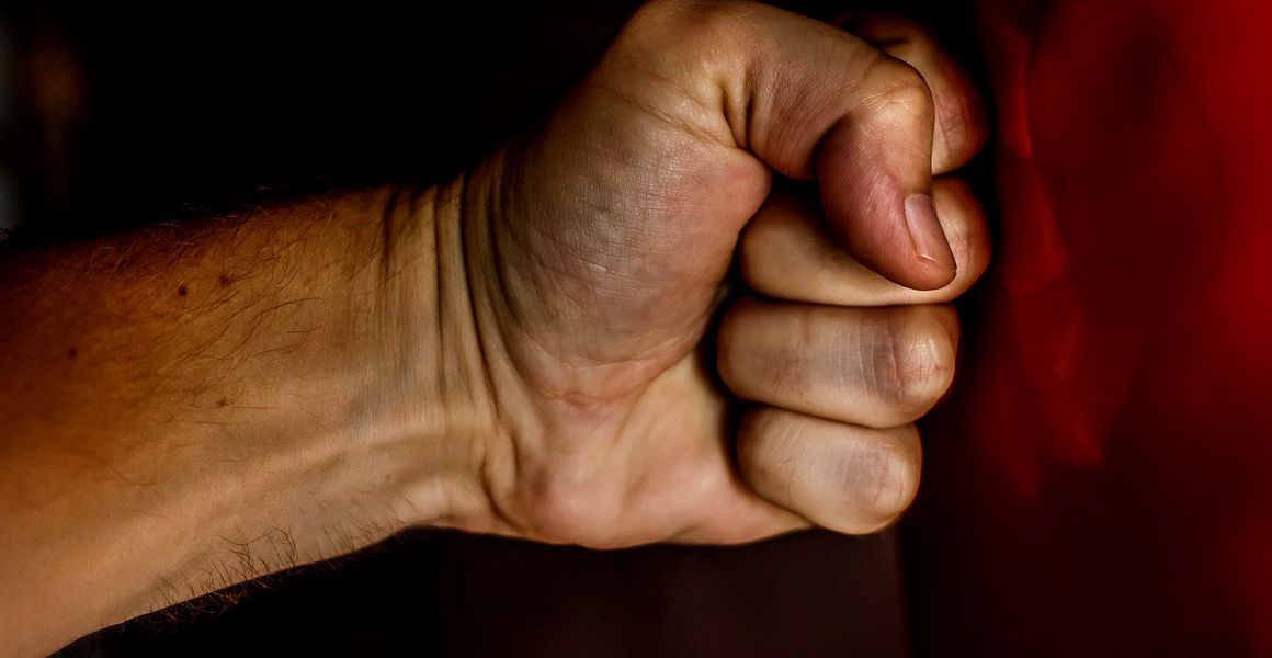 Și-a bătut soția cu pumnii și picioarele în urma unor discuții contradictorii