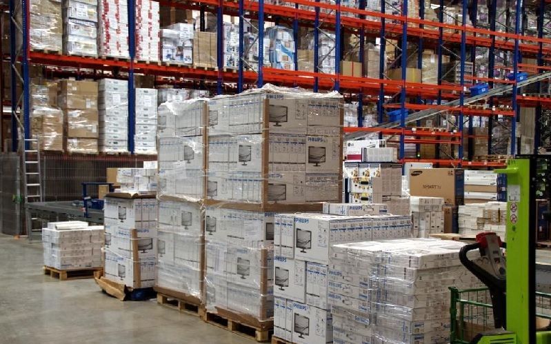 Două femei, anchetate după ce au furat dintr-un depozit