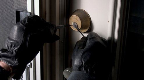 A sustras 10.000 de euro dintr-o casă de vacanță iar acum este cercetat de polițiști