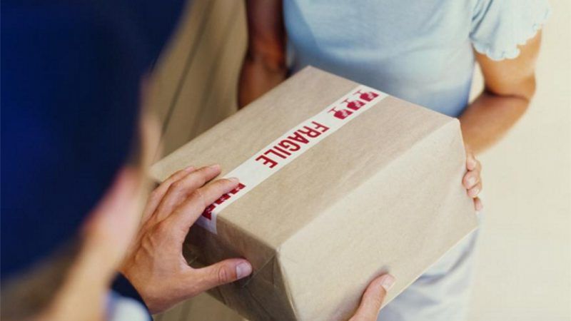 Sub pretextul că îi livrează un colet, un bărbat a înșelat o vânzătoare de magazin