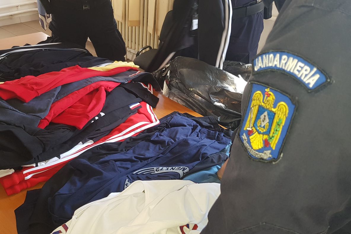 Controale ale jandarmilor si comisarilor OPC la comercianți de "haine de firmă"
