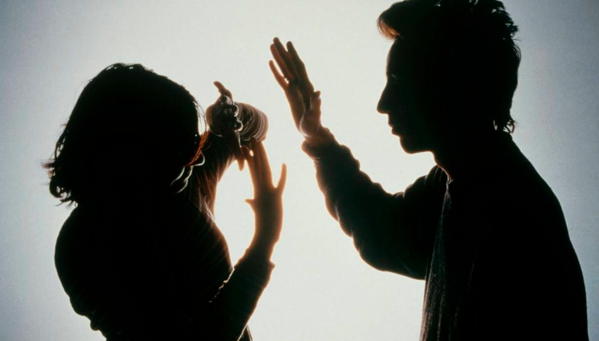 Și-a agresat soția, după ce a aflat că aceasta are o altă relație cu un alt bărbat