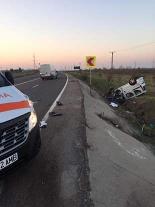 Un autoturism s-a răsturnat pe DN 5. Șoferul a fost rănit