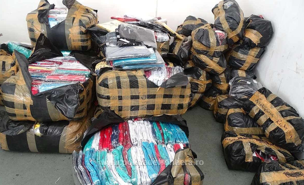 Textile și încălțăminte contrafăcute, descoperite de polițiștii de frontieră giurgiuveni