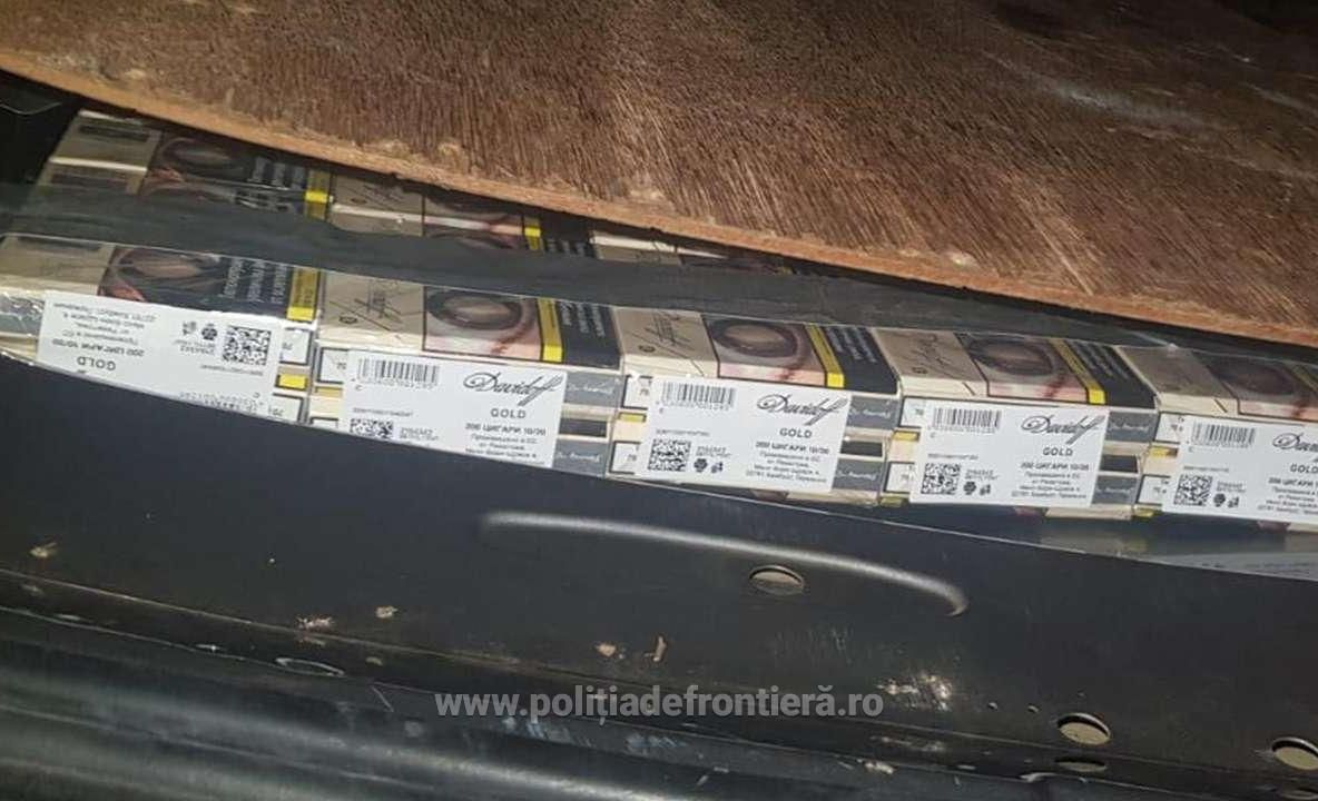 Ţigări ascunse în bagaje, caroserie și în uşile unor microbuze, găsite la Giurgiu