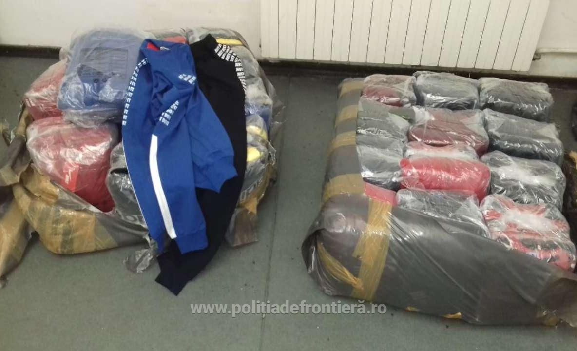 Textile, parfumuri şi încălțăminte contrafăcute, descoperite de polițiștii de frontieră giurgiuveni
